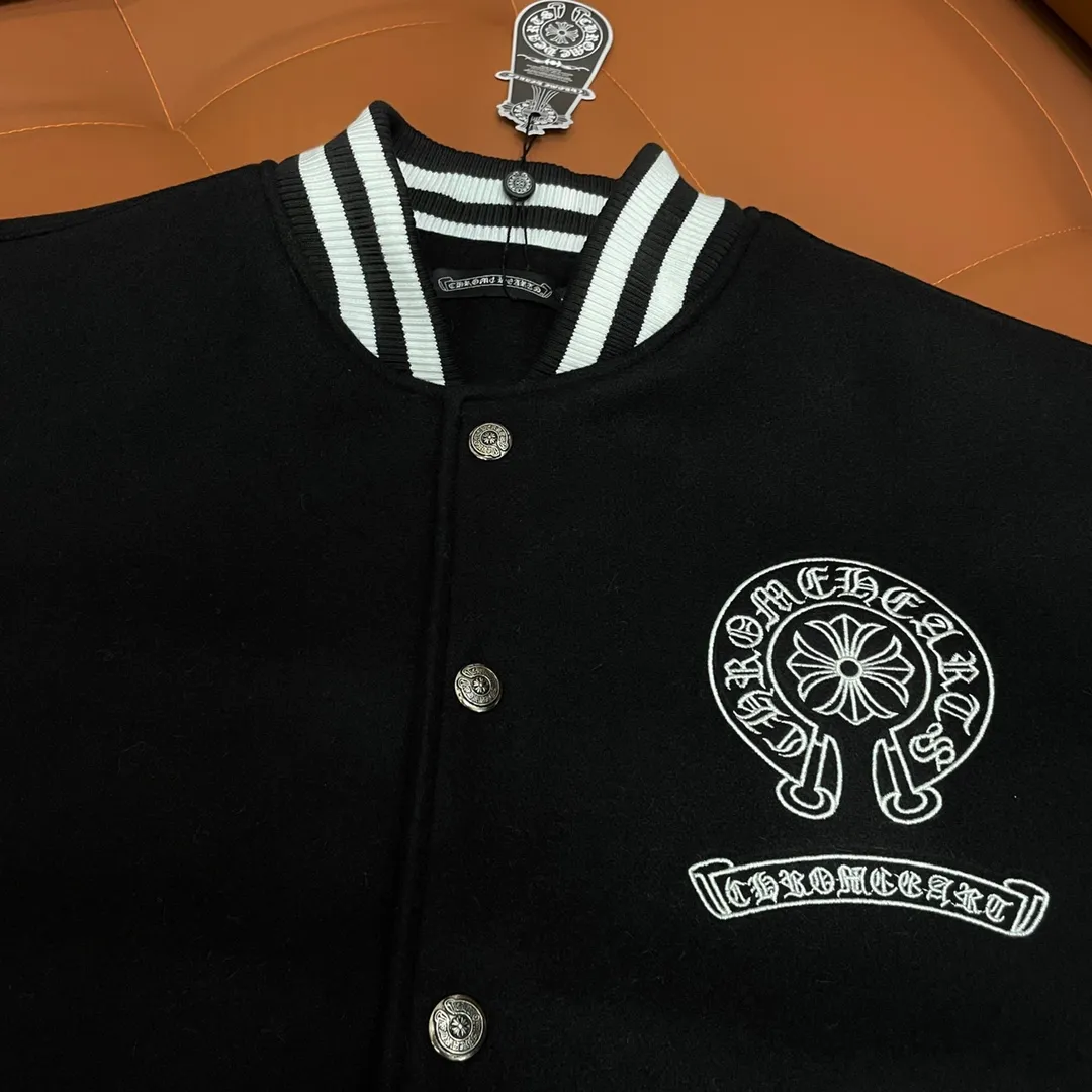🅿️410 CH➡️Cro Xin 2024ss runway style baseball uniform jacket. I ordered the original model and it took a month to finally ship. I love it so much. The upper body is really handsome. A blogger on Douyin said that LV's new products this year will become the future trend. If you look through street photos, you will find that celebrities regard it as a collectible jacket, a must-have item for men and women who want light luxury for commuting. Developing the highest version on the entire network, it took 1 month to customize and the cost was extremely high. The German imported flat-machine made custom-woven wool jacquard threads, using the first layer of imported lambskin. The pleated texture is unparalleled. It is hand-cut and meticulously crafted. The stitching position is very technical. Whether the whole garment is good or not depends on this position. Top-notch workmanship and details can stand the test. A full set of customized accessories, the letters are clear and perfectly restored without any difference. High-end atmosphere and full grade! The entire dress is exclusively customized with heavy craftsmanship. The towel patch embroidery is perfectly combined with craft embroidery and precise stitching! Absolute craftsmanship quality!